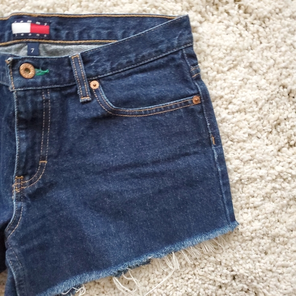 Tommy Hilfiger frayed hem mid-rise shorts - Picture 2 of 5